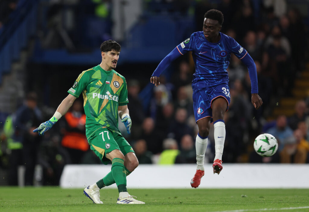 London, England, 17th April 2025. Vladan Kovacevic of Legia Warsaw clears the ball under pressure from Tyrique George of Chelsea during the Chelsea vs Legia Warsaw UEFA Europa Conference League match at Stamford Bridge, London. Picture credit should read: Paul Terry / Sportimage EDITORIAL USE ONLY. No use with unauthorised audio, video, data, fixture lists, club/league logos or live services. Online in-match use limited to 120 images, no video emulation. No use in betting, games or single club/league/player publications. SPI_030_PT_Chelsea_Legia_Warsaw SPI-3845-0030
2025.04.17 Londyn
pilka nozna , Liga Konferencji
Chelsea Londyn - Legia Warszawa
Foto IMAGO/PressFocus

!!! POLAND ONLY !!!
