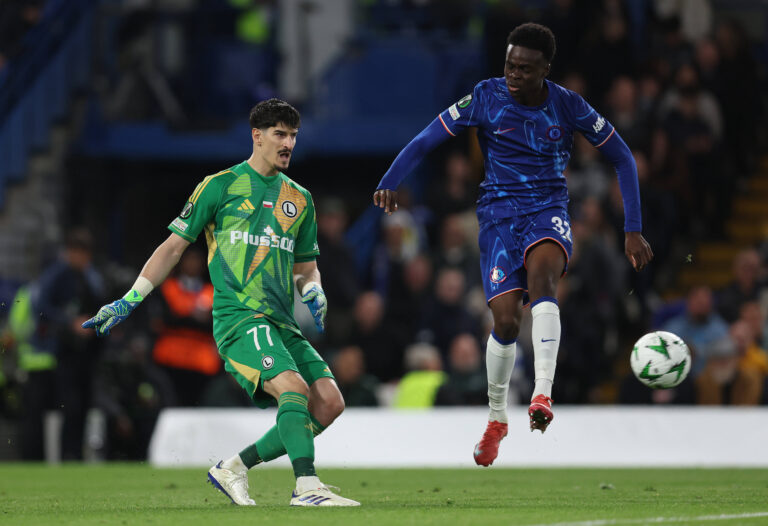 London, England, 17th April 2025. Vladan Kovacevic of Legia Warsaw clears the ball under pressure from Tyrique George of Chelsea during the Chelsea vs Legia Warsaw UEFA Europa Conference League match at Stamford Bridge, London. Picture credit should read: Paul Terry / Sportimage EDITORIAL USE ONLY. No use with unauthorised audio, video, data, fixture lists, club/league logos or live services. Online in-match use limited to 120 images, no video emulation. No use in betting, games or single club/league/player publications. SPI_030_PT_Chelsea_Legia_Warsaw SPI-3845-0030
2025.04.17 Londyn
pilka nozna , Liga Konferencji
Chelsea Londyn - Legia Warszawa
Foto IMAGO/PressFocus
!!! POLAND ONLY !!!