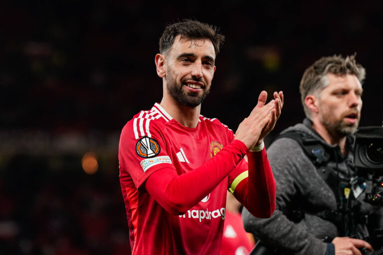 Manchester, England, 17th April 2025. Bruno Fernandes of Manchester United, ManU applauds the fans at the end of the Manchester United vs Olympique Lyonnais Quarter Final 2nd Leg UEFA Europa League match at Old Trafford, Manchester. Picture credit should read: Andrew Yates / Sportimage EDITORIAL USE ONLY. No use with unauthorised audio, video, data, fixture lists, club/league logos or live services. Online in-match use limited to 120 images, no video emulation. No use in betting, games or single club/league/player publications. SPI_185_AY_MANCHESTER_UNITED_V_OLYMPIQUE_LYONNAIS SPI-3844-0111
2025.04.17 Manchester
pilka nozna , Liga Europy
Manchester United - Olympique Lyon
Foto IMAGO/PressFocus

!!! POLAND ONLY !!!