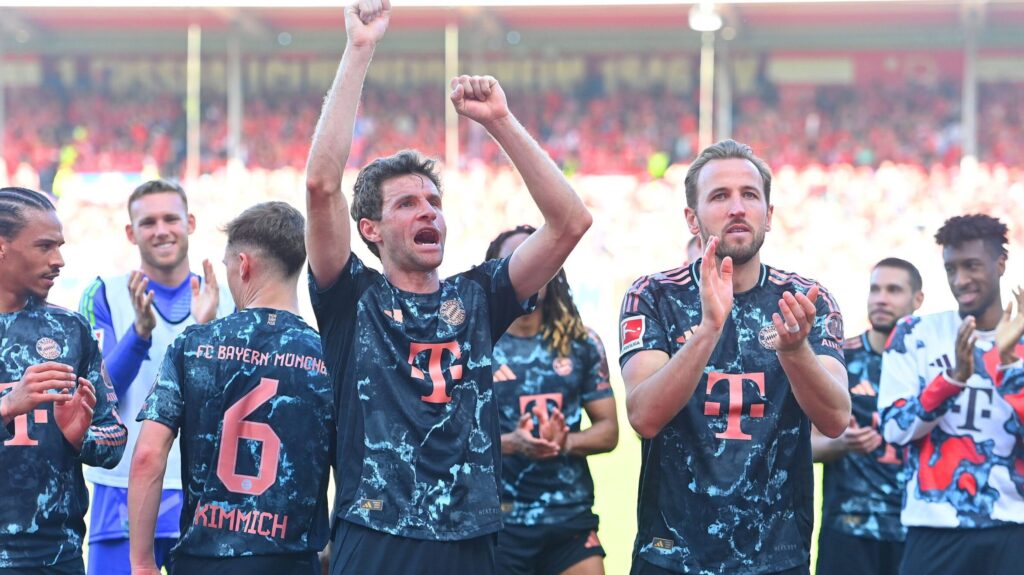 Schlussjubel v.li:, Thomas MUELLER MuLLER,Bayern Muenchen, Harry KANE Bayern Muenchen, Jubel,Freude,Begeisterung, Fussball 1. Bundesliga Saison 2024/2025, 30.Spieltag, Spieltag30 1.FC Heidenheim - FC Bayern Muenchen 0-4 am 19.04.2025, VOITH ARENA *** Final cheer from left , Thomas MUELLER MuLLER,Bayern Muenchen , Harry KANE Bayern Muenchen , Cheers,Joy,Enthusiasm, Football 1 Bundesliga Season 2024 2025, Matchday 30, Matchday30 1 FC Heidenheim FC Bayern Muenchen 0 4 on 19 04 2025, VOITH ARENA
2025.04.19 Heidenheim
pilka nozna , liga niemiecka
1. FC Heidenheim 1846 - Bayern Monachium
Foto IMAGO/PressFocus

!!! POLAND ONLY !!!