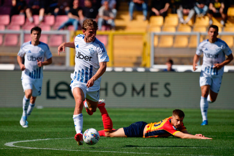 Nico Paz of Como 1907 in action against Ylber Ramadani of US Lecce  during  US Lecce vs Como 1907, Italian soccer Serie A match in Lecce, Italy, April 19 2025 (Photo by Emmanuele Mastrodonato/IPA Sport / ipa-agency.net/IPA/Sipa USA)
2025.04.19 Lecce 
pilka nozna liga wloska
US Lecce - Como 1907
Foto IPA/SIPA USA/PressFocus

!!! POLAND ONLY !!!