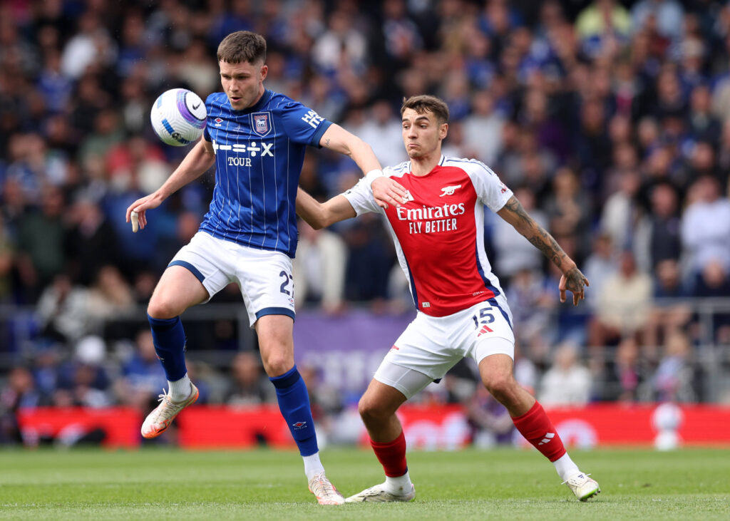 Ipswich, England, 20th April 2025. George Hirst of Ipswich Town with Jakub Kiwior of Arsenal during the Ipswich Town vs Arsenal Premier League match at Portman Road, Ipswich. Picture credit should read: David Klein / Sportimage EDITORIAL USE ONLY. No use with unauthorised audio, video, data, fixture lists, club/league logos or live services. Online in-match use limited to 120 images, no video emulation. No use in betting, games or single club/league/player publications. SPI_068_DK_Ipswich_Arsenal SPI-3857-0076
2025.04.20 Ipswich
pilka nozna , liga angielska
Ipswich Town - Arsenal Londyn
Foto IMAGO/PressFocus

!!! POLAND ONLY !!!
