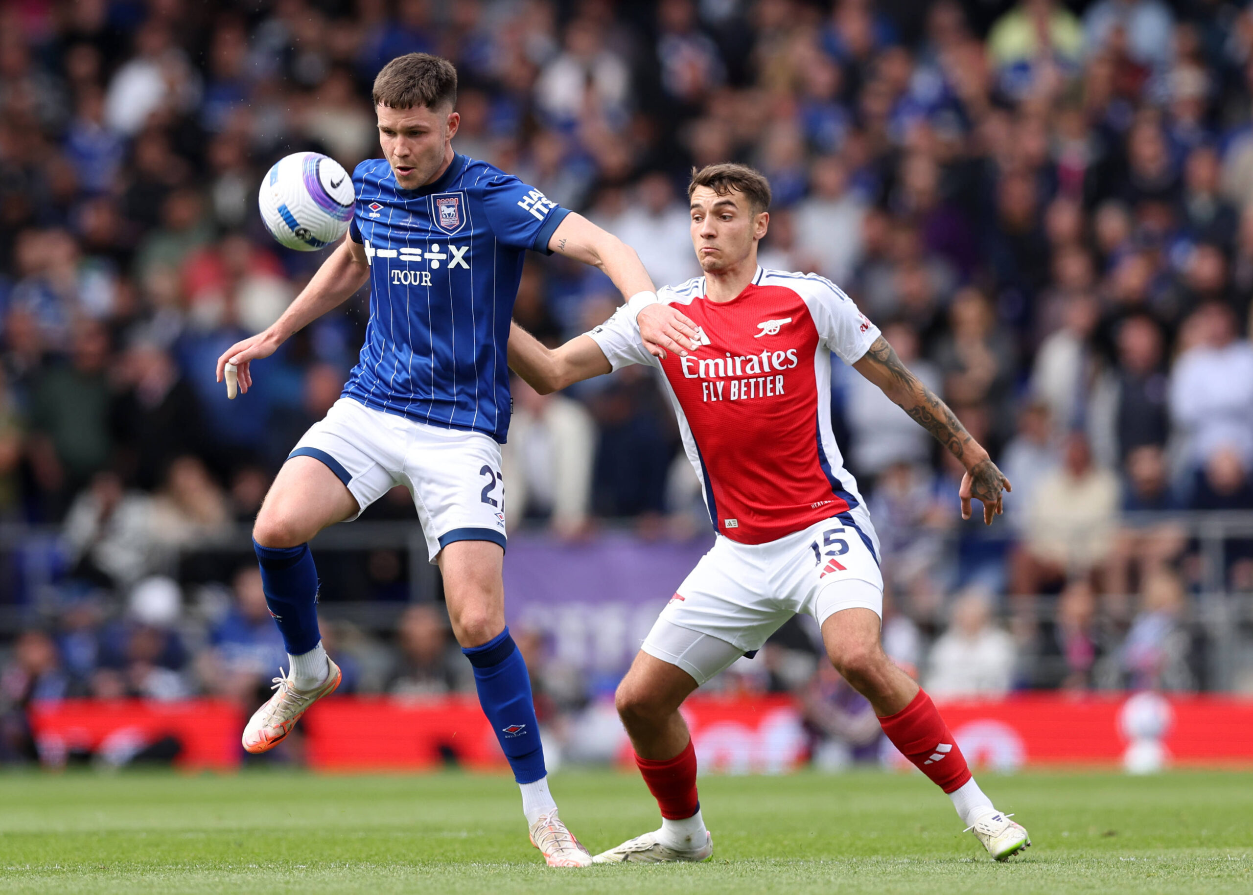 Ipswich, England, 20th April 2025. George Hirst of Ipswich Town with Jakub Kiwior of Arsenal during the Ipswich Town vs Arsenal Premier League match at Portman Road, Ipswich. Picture credit should read: David Klein / Sportimage EDITORIAL USE ONLY. No use with unauthorised audio, video, data, fixture lists, club/league logos or live services. Online in-match use limited to 120 images, no video emulation. No use in betting, games or single club/league/player publications. SPI_068_DK_Ipswich_Arsenal SPI-3857-0076
2025.04.20 Ipswich
pilka nozna , liga angielska
Ipswich Town - Arsenal Londyn
Foto IMAGO/PressFocus

!!! POLAND ONLY !!!