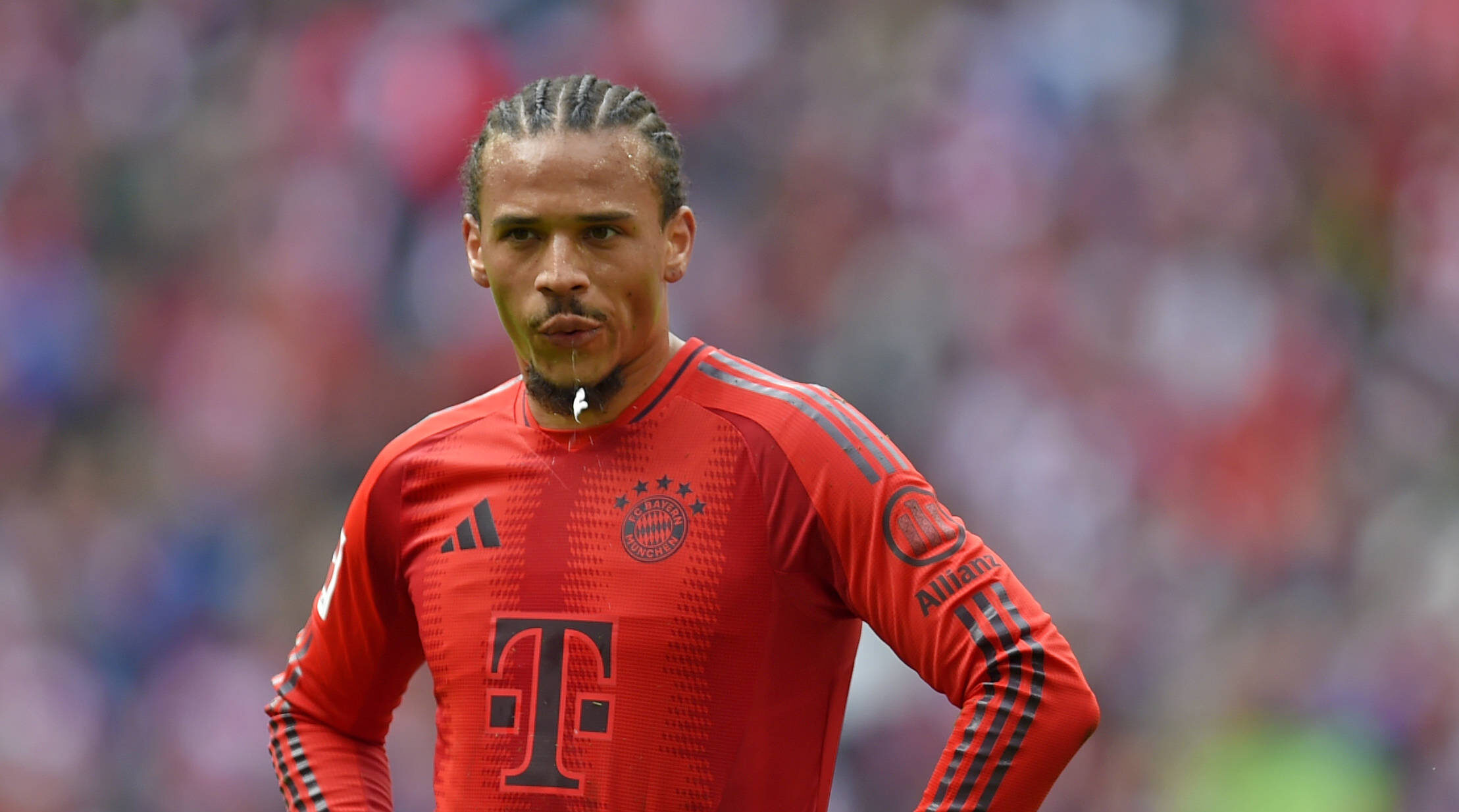 26.04.2025, Fussball 1. Bundesliga 2024/2025, 31. Spieltag, FC Bayern Munchen - 1.FSV Mainz 05, in der Allianz-Arena Munchen. Leroy Sane Bayern Munchen nachdenklich. ***DFL and DFB regulations prohibit any use of photographs as image sequences and/or quasi-video.*** *** 26 04 2025, Soccer 1 Bundesliga 2024 2025, 31 Matchday, FC Bayern Munich 1 FSV Mainz 05, at Allianz Arena Munich Leroy Sane Bayern Munich pensive DFL and DFB regulations prohibit any use of photographs as image sequences and or quasi video
2025.04.26 Monachium
pilka nozna , liga niemiecka
Bayern Monachium - FSV Mainz 05
Foto IMAGO/PressFocus
!!! POLAND ONLY !!!