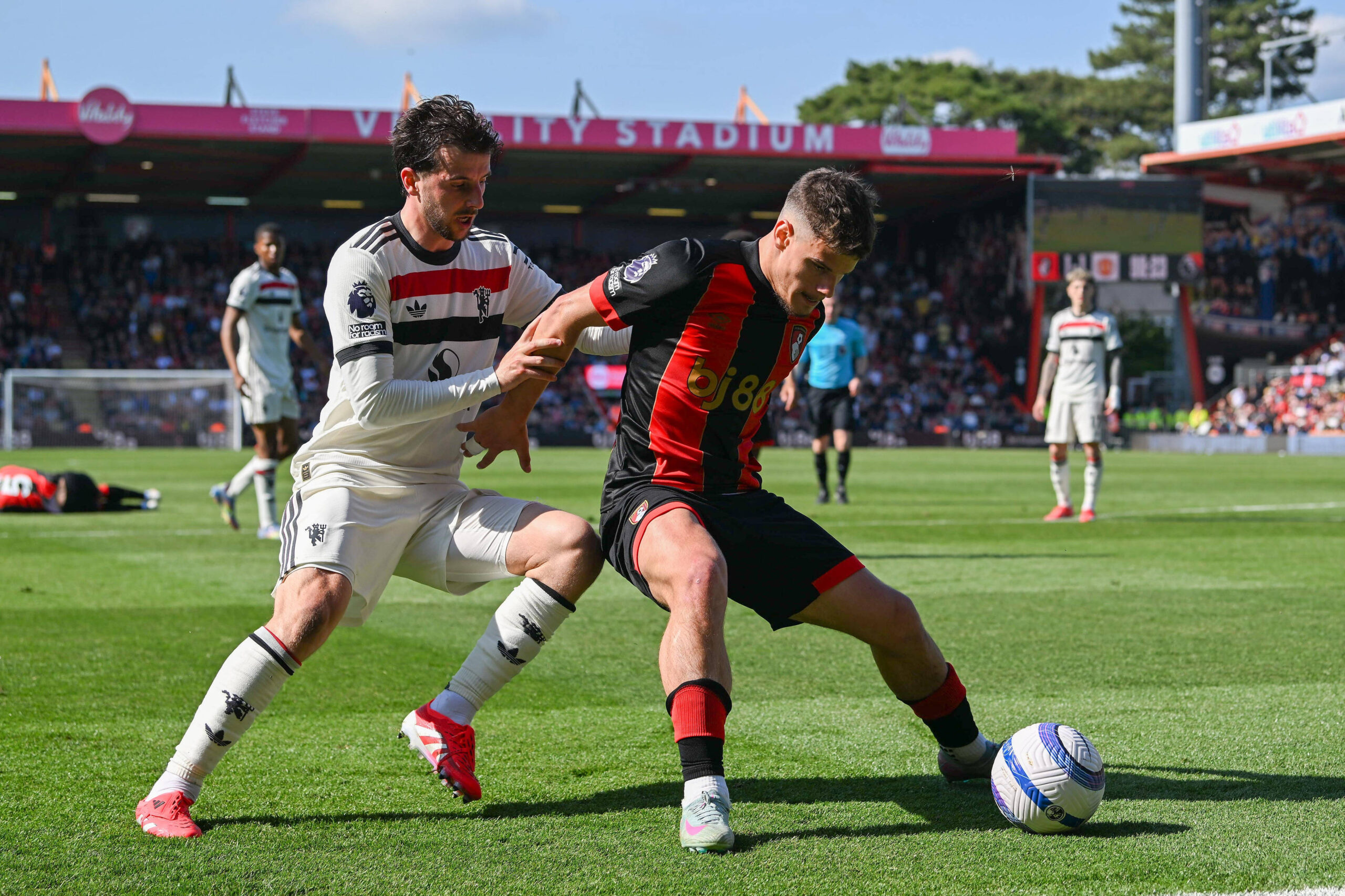Bournemouth v Manchester United, ManU Premier League 27/04/2025. Milos Kerkez 3 of AFC Bournemouth battles for possession with Mason Mount 7 of Manchester United during the Premier League match between Bournemouth and Manchester United at the Vitality Stadium, Bournemouth, England on 27 April 2025. Bournemouth Vitality Stadium Dorset England Editorial use only DataCo restrictions apply See www.football-dataco.com , Copyright: xGrahamxHuntx PSI-21968-0184
2025.04.27 Bournemouth
pilka nozna , liga angielska
AFC Bournemouth - Manchester United
Foto IMAGO/PressFocus

!!! POLAND ONLY !!!