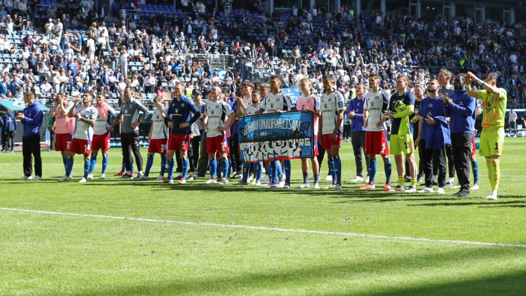 27.04.2025, xtgx, Fussball 2. Bundesliga, Hamburger SV - Karlsruher SC emspor, v.l. HSV mit einem Banner der Fans, gemeinsam unaufhaltsam enttaeuscht, enttauscht, schaut enttaeuscht, niedergeschlagen, disappointed Bedankt sich bei den Fans DFL/DFB REGULATIONS PROHIBIT ANY USE OF PHOTOGRAPHS as IMAGE SEQUENCES and/or QUASI-VIDEO Hamburg *** 27 04 2025, xtgx, Fussball 2 Bundesliga, Hamburger SV Karlsruher SC emspor, v l HSV with a banner of the fans, together unstoppable disappointed, disappointed, looks disappointed, dejected, disappointed Thanks to the fans DFL DFB REGULATIONS PROHIBIT ANY USE OF PHOTOGRAPHS as IMAGE SEQUENCES and or QUASI VIDEO Hamburg
2025.04.27 Hamburg
pilka nozna , 2. liga niemiecka
Hamburger SV - Karlsruher SC
Foto IMAGO/PressFocus

!!! POLAND ONLY !!!