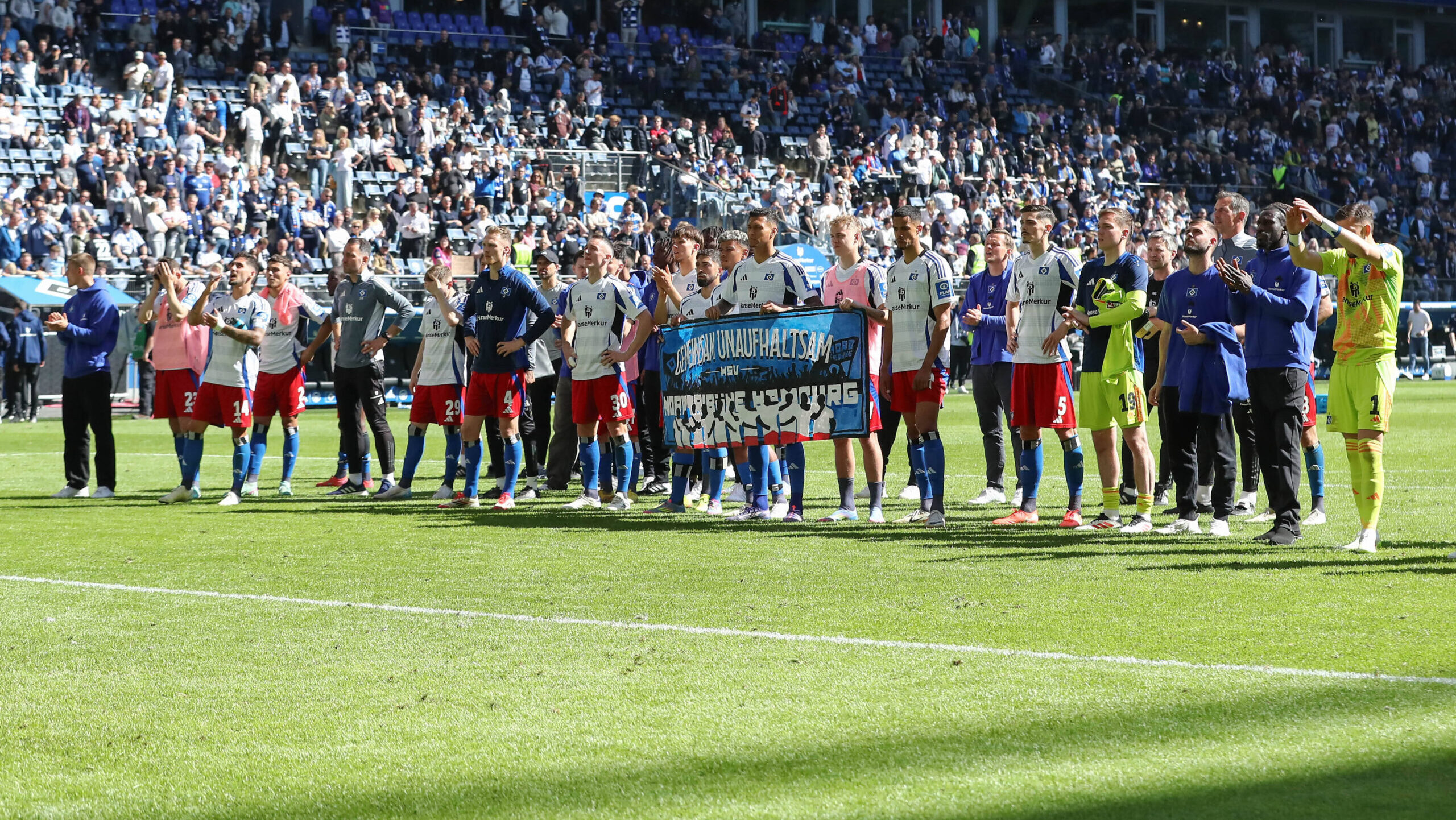 27.04.2025, xtgx, Fussball 2. Bundesliga, Hamburger SV - Karlsruher SC emspor, v.l. HSV mit einem Banner der Fans, gemeinsam unaufhaltsam enttaeuscht, enttauscht, schaut enttaeuscht, niedergeschlagen, disappointed Bedankt sich bei den Fans DFL/DFB REGULATIONS PROHIBIT ANY USE OF PHOTOGRAPHS as IMAGE SEQUENCES and/or QUASI-VIDEO Hamburg *** 27 04 2025, xtgx, Fussball 2 Bundesliga, Hamburger SV Karlsruher SC emspor, v l HSV with a banner of the fans, together unstoppable disappointed, disappointed, looks disappointed, dejected, disappointed Thanks to the fans DFL DFB REGULATIONS PROHIBIT ANY USE OF PHOTOGRAPHS as IMAGE SEQUENCES and or QUASI VIDEO Hamburg
2025.04.27 Hamburg
pilka nozna , 2. liga niemiecka
Hamburger SV - Karlsruher SC
Foto IMAGO/PressFocus

!!! POLAND ONLY !!!