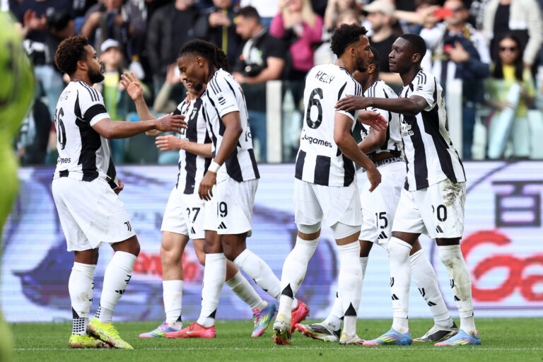 Juventus Fc - Ac Monza Randal Kolo Muani of Juventus Fc celebrates with his team mates after scoring a goal during the Serie A match beetween Juventus Fc and Ac Monza at Allianz Stadium on April 27, 2025 in Turin, Italy . Torino Allianz Stadium Italy Copyright: xMarcoxCanonierox
2025.04.27 Turyn
pilka nozna , liga wloska
Juventus Turyn - AC Monza
Foto IMAGO/PressFocus

!!! POLAND ONLY !!!