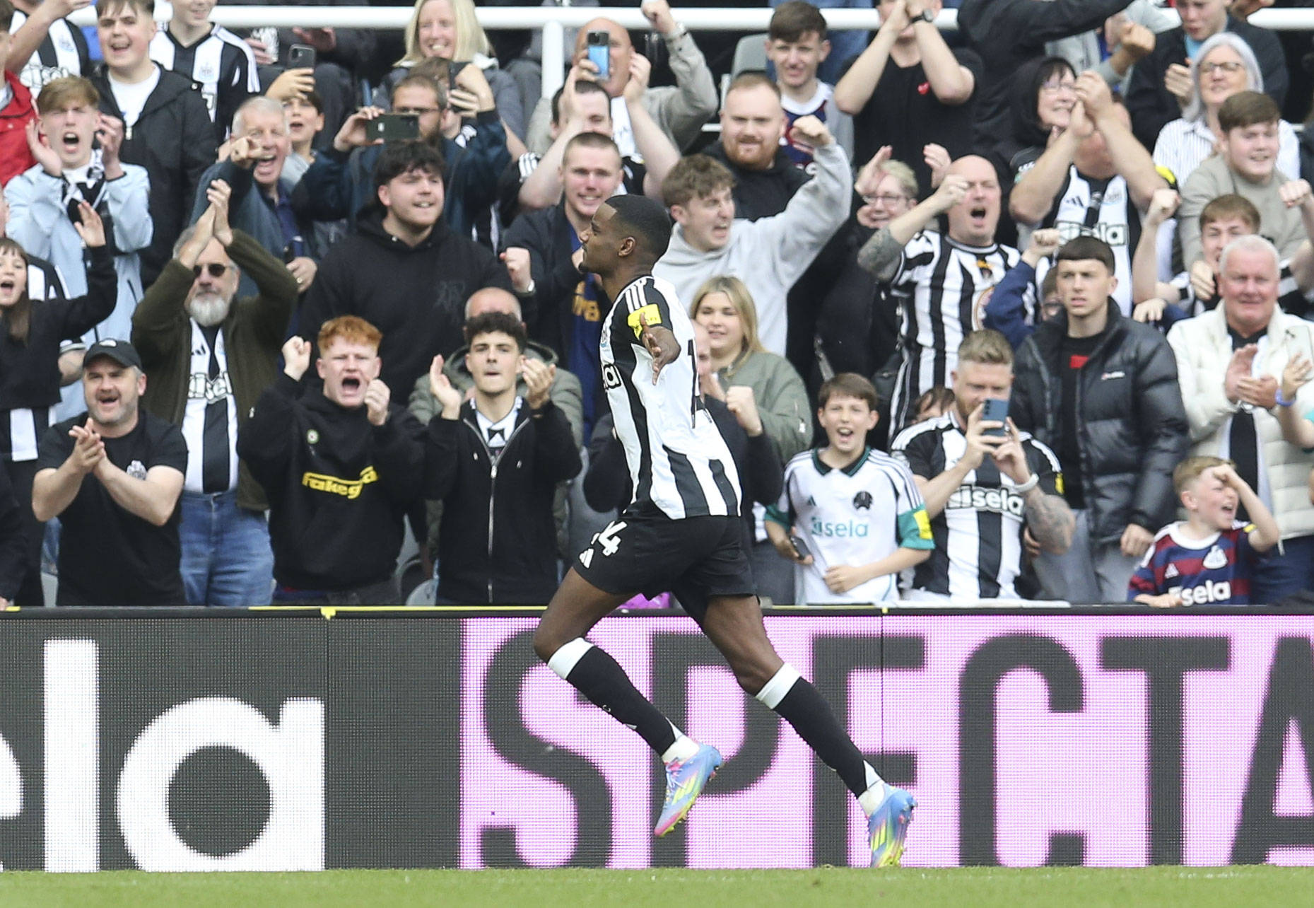 Football - 2024 / 2025 Premier League - Newcastle United and Ipswich Town - St James Park - Saturday 27th April 2025 Alexander Isak of Newcastle United scores a penalty to make it 1-0 PUBLICATIONxNOTxINxUK
2025.04.26 Newcastle
pilka nozna , liga angielska
Newcastle United - Ipswich Town
Foto IMAGO/PressFocus

!!! POLAND ONLY !!!