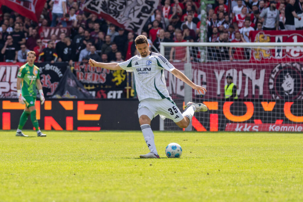 Spielszene, Spielaktion, Ballaktion, Action, Aktion Marcin Kaminski FC Schalke 04, 35, GER, 1. FC Kaiserslautern vs. FC Schalke 04, Fussball, 2. Bundesliga, 31. Spieltag, Saison 2024/2025, 27.04.2025, DFL REGULATIONS PROHIBIT ANY USE OF PHOTOGRAPHS AS IMAGE SEQUENCES AND/OR QUASI-VIDEO, GER, 1. FC Kaiserslautern vs. FC Schalke 04, Fussball, 2. Bundesliga, 31. Spieltag, Saison 2024/2025, 27.04.2025 Kaiserslautern *** Match scene, match action, ball action, action, action Marcin Kaminski FC Schalke 04, 35 , GER, 1 FC Kaiserslautern vs FC Schalke 04, Football, 2 Bundesliga, Matchday 31, Season 2024 2025, 27 04 2025, DFL REGULATES PROHIBIT ANY USE OF PHOTOGRAPHS AS IMAGE SEQUENCES AND OR QUASI VIDEO, GER, 1 FC Kaiserslautern vs FC Schalke 04, Football, 2 Bundesliga, 31 Matchday, Season 2024 2025, 27 04 2025 Kaiserslautern Copyright: xEibner-Pressefoto/Jan-NiclasxGrox EP_JGG
2025.04.27 Kaiserslautern
pilka nozna , 2. liga niemiecka
1. FC Kaiserslautern - FC Schalke 04 Gelsenkirchen
Foto IMAGO/PressFocus

!!! POLAND ONLY !!!