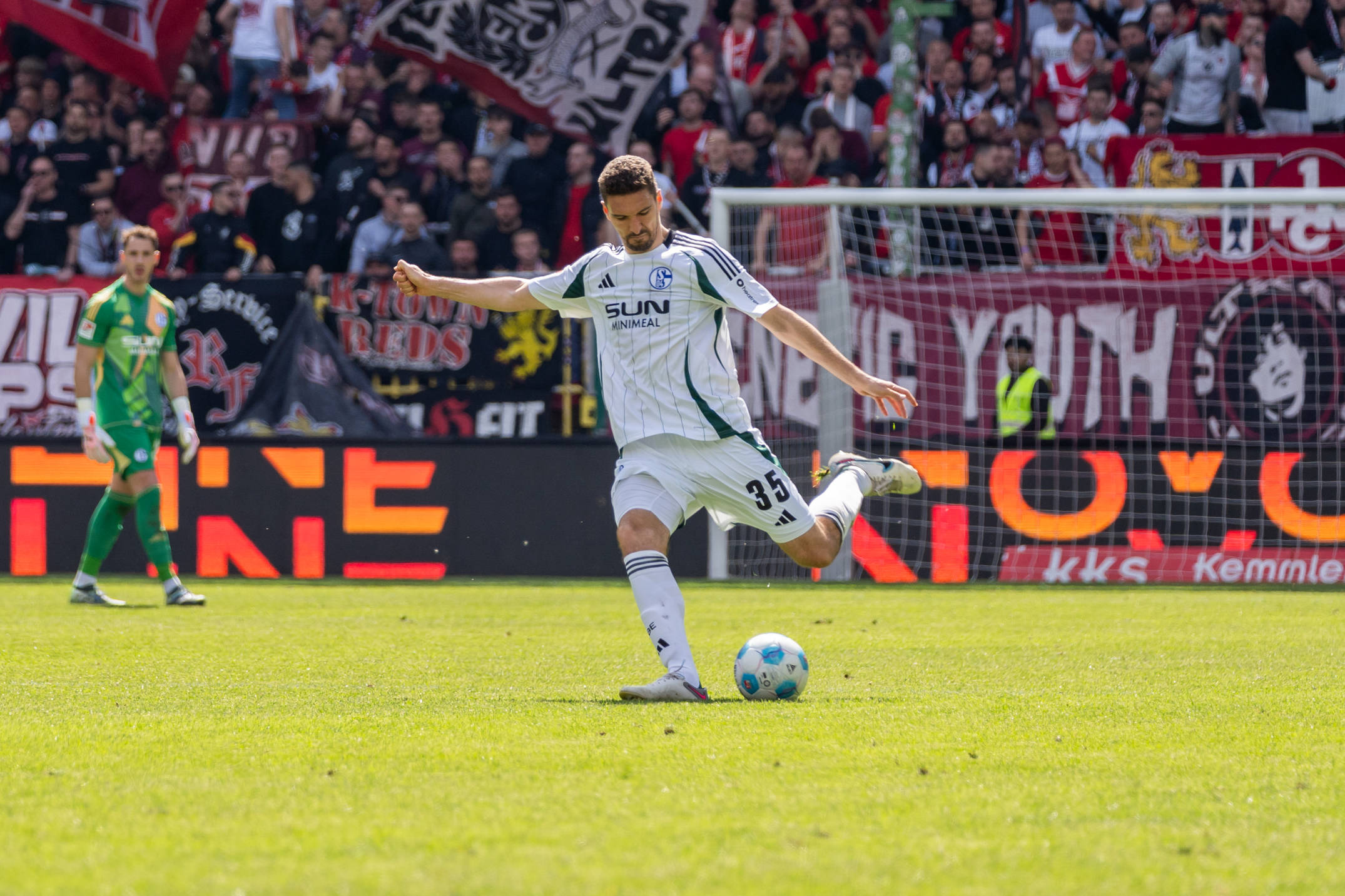 Spielszene, Spielaktion, Ballaktion, Action, Aktion Marcin Kaminski FC Schalke 04, 35, GER, 1. FC Kaiserslautern vs. FC Schalke 04, Fussball, 2. Bundesliga, 31. Spieltag, Saison 2024/2025, 27.04.2025, DFL REGULATIONS PROHIBIT ANY USE OF PHOTOGRAPHS AS IMAGE SEQUENCES AND/OR QUASI-VIDEO, GER, 1. FC Kaiserslautern vs. FC Schalke 04, Fussball, 2. Bundesliga, 31. Spieltag, Saison 2024/2025, 27.04.2025 Kaiserslautern *** Match scene, match action, ball action, action, action Marcin Kaminski FC Schalke 04, 35 , GER, 1 FC Kaiserslautern vs FC Schalke 04, Football, 2 Bundesliga, Matchday 31, Season 2024 2025, 27 04 2025, DFL REGULATES PROHIBIT ANY USE OF PHOTOGRAPHS AS IMAGE SEQUENCES AND OR QUASI VIDEO, GER, 1 FC Kaiserslautern vs FC Schalke 04, Football, 2 Bundesliga, 31 Matchday, Season 2024 2025, 27 04 2025 Kaiserslautern Copyright: xEibner-Pressefoto/Jan-NiclasxGrox EP_JGG
2025.04.27 Kaiserslautern
pilka nozna , 2. liga niemiecka
1. FC Kaiserslautern - FC Schalke 04 Gelsenkirchen
Foto IMAGO/PressFocus

!!! POLAND ONLY !!!