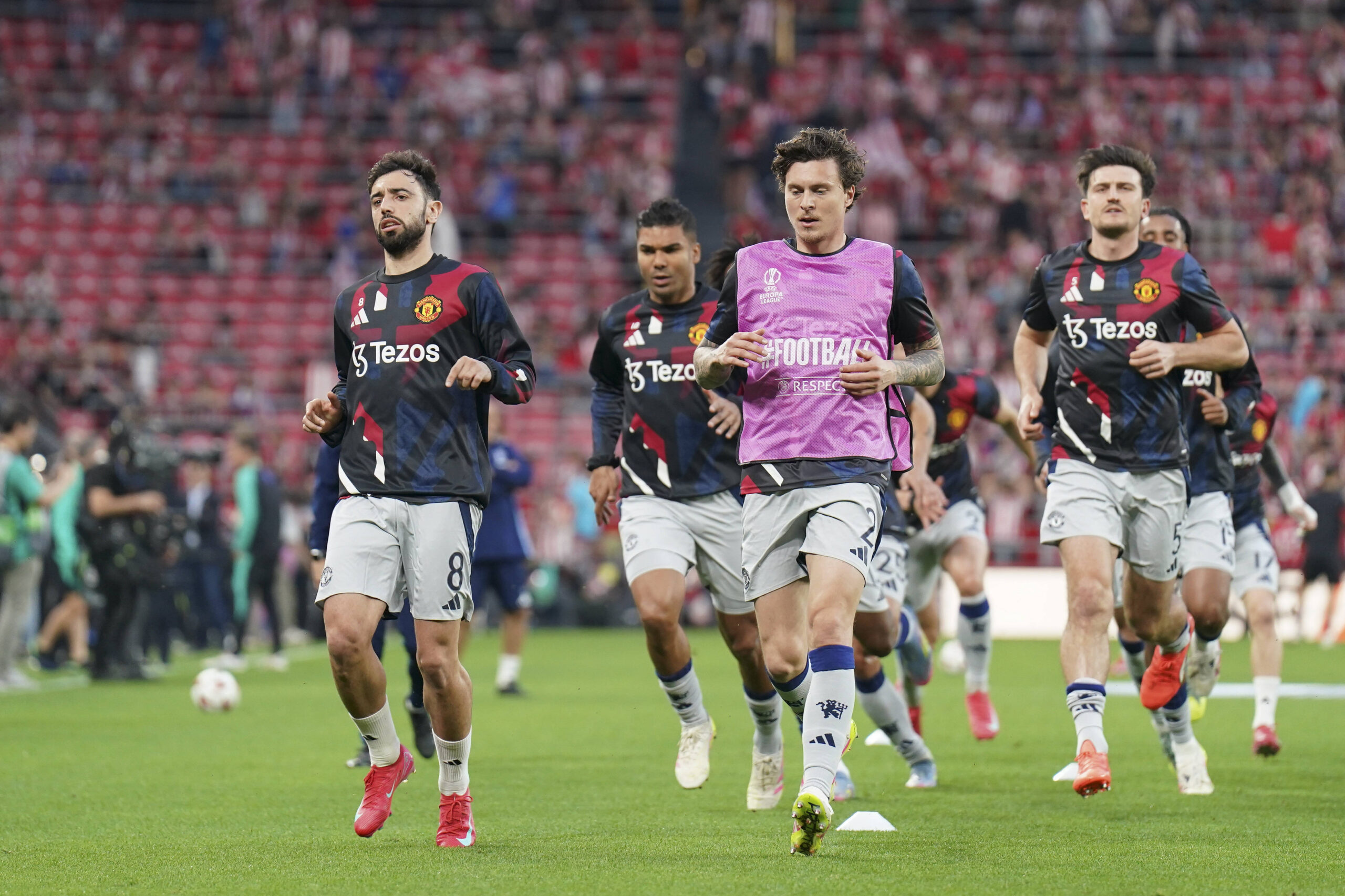Athletic Club Bilbao v Manchester United, ManU FC Manchester United midfielder Bruno Fernandes 8 Manchester United defender Victor Lindelof 2 warm up during the Athletic Club Bilbao v Manchester United FC UEFA Europa League Cup Semi-Final 1st Leg match at the Estadio de San Mames, Bilbao, Basque Country, Spain on 1 May 2025 Credit: Eleanor Hoad/Every Second Media Editorial use only. All images are copyright Every Second Media Limited. No images may be reproduced without prior permission. Copyright: xIMAGO/EveryxSecondxMediax ESM-1454-0021 EleanorxHoadx/xEveryxSecondxMediax
2025.05.01 Bilbao
pilka nozna Liga Europy
Athletic Bilbao - Manchester United
Foto IMAGO/PressFocus

!!! POLAND ONLY !!!