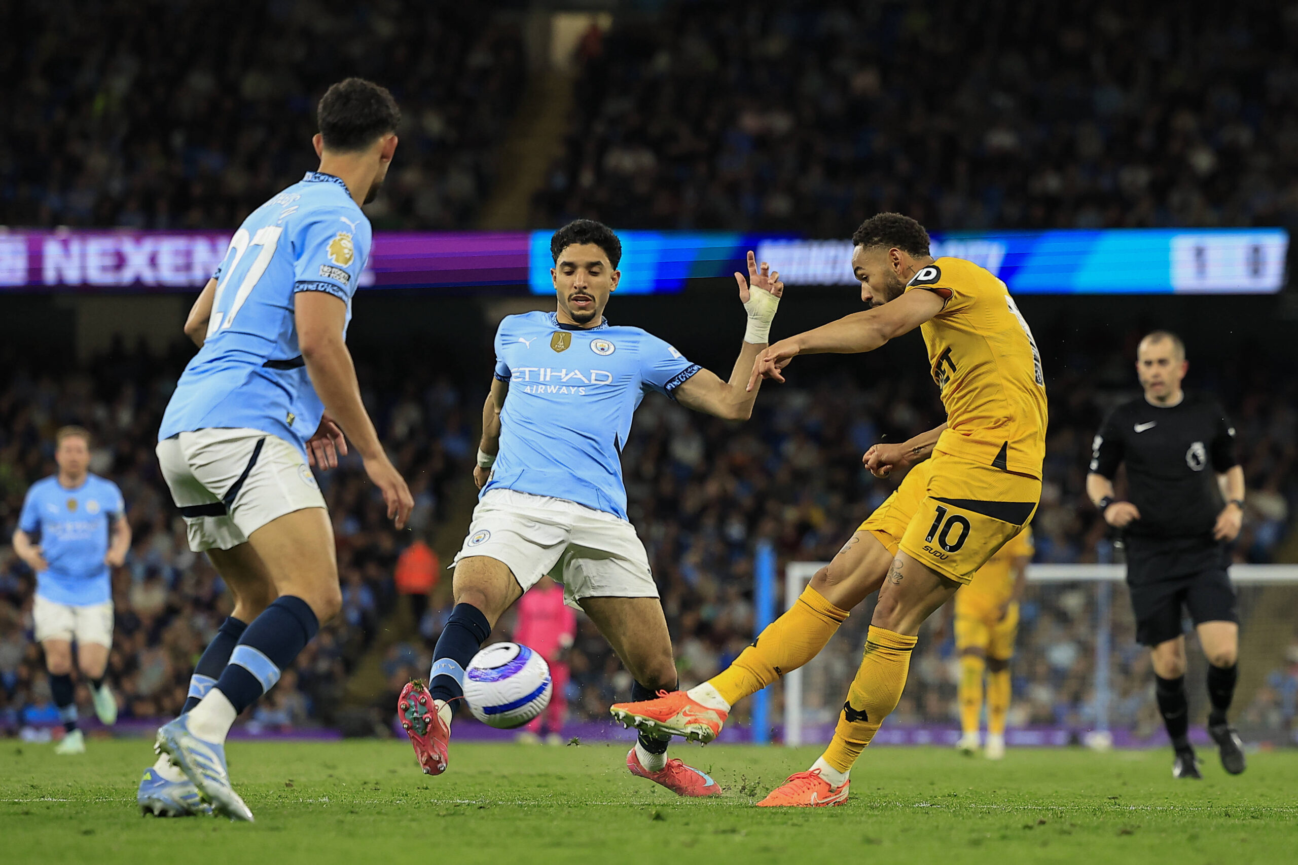 Manchester City v Wolverhampton Wanderers Premier League 02/05/2025. Matheus Cunha 10 of Wolverhampton Wanderers has a shot on goal during the Premier League match between Manchester City and Wolverhampton Wanderers at the Etihad Stadium, Manchester, England on 2 May 2025. Manchester Etihad Stadium Manchester England Editorial use only DataCo restrictions apply See www.football-dataco.com , Copyright: xConorxMolloyx PSI-21996-0053
2025.05.02 Manchester
pilka nozna , liga angielska
Manchester City - Wolverhampton Wanderers
Foto IMAGO/PressFocus
!!! POLAND ONLY !!!