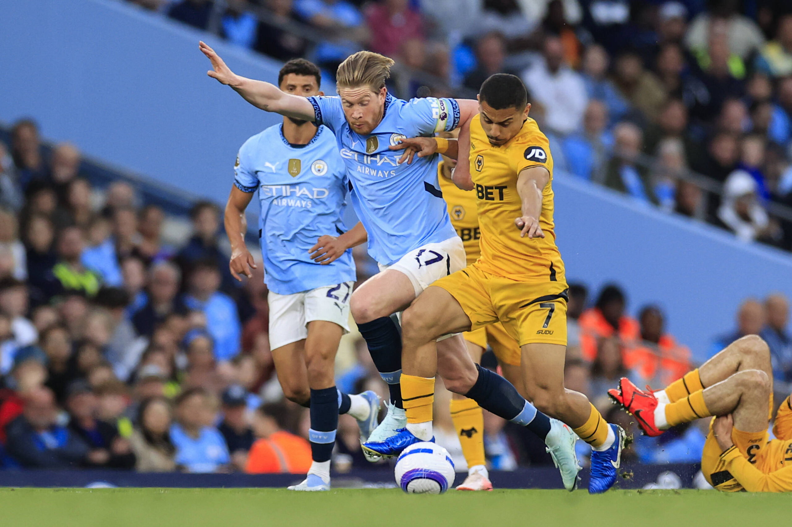 Manchester City v Wolverhampton Wanderers Premier League 02/05/2025. Kevin De Bruyne 17 of Manchester City and Andre 7 of Wolverhampton Wanderers challenge for the ball during the Premier League match between Manchester City and Wolverhampton Wanderers at the Etihad Stadium, Manchester, England on 2 May 2025. Manchester Etihad Stadium Manchester England Editorial use only DataCo restrictions apply See www.football-dataco.com , Copyright: xConorxMolloyx PSI-21996-0102
2025.05.02 Manchester
pilka nozna , liga angielska
Manchester City - Wolverhampton Wanderers
Foto IMAGO/PressFocus

!!! POLAND ONLY !!!