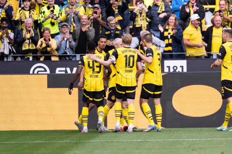 GER, 1. FBL, Borussia Dortmund vs VfL Wolfsburg / 03.05.2025, Signal Iduna Park, Dortmund, GER, 1. FBL, Borussia Dortmund vs VfL Wolfsburg im Bild: Torjubel / Jubel ueber das Tor zum 1:0 durch Serhou Guirassy BV Borussia Dortmund, 9 Julian Ryerson BV Borussia Dortmund, 26 Jamie Gittens BV Borussia Dortmund, 43 Julian Brandt BV Borussia Dortmund, 10 Waldemar Anton BV Borussia Dortmund, 3 Felix Nmecha BV Borussia Dortmund, 8 *** GER, 1 FBL, Borussia Dortmund vs. VfL Wolfsburg 03 05 2025, Signal Iduna Park, Dortmund, GER, 1 FBL, Borussia Dortmund vs. VfL Wolfsburg in the picture Goal celebrations for the 1 0 goal by Serhou Guirassy BV Borussia Dortmund, 9 Julian Ryerson BV Borussia Dortmund, 26 Jamie Gittens BV Borussia Dortmund, 43 Julian Brandt BV Borussia Dortmund, 10 Waldemar Anton BV Borussia Dortmund, 3 Felix Nmecha BV Borussia Dortmund, 8 nordphotoxGmbHxx/xChristianxSchulze nph000300
2025.05.03 Dortmund
pilka nozna , liga niemiecka
Borussia Dortmund - VfL Wolfsburg
Foto IMAGO/PressFocus

!!! POLAND ONLY !!!
