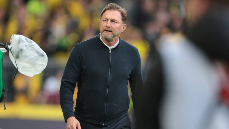 03.05.2025, 1. Bundesliga, 32. Spieltag, Borussia Dortmund - VfL Wolfsburg, Trainer Ralph Hasenhuttl VfL Wolfsburg, Dortmund Signal Iduna Park NRW Deutschland xRHR-FOTO/DEx *** 03 05 2025, 1 Bundesliga, Matchday 32, Borussia Dortmund VfL Wolfsburg, Coach Ralph Hasenhuttl VfL Wolfsburg , Dortmund Signal Iduna Park NRW Germany xRHR PHOTO DEx Copyright: DennisxEwert/RHR-FOTOx RHR-FOTO/DE
2025.05.03 Dortmund
pilka nozna , liga niemiecka
Borussia Dortmund - VfL Wolfsburg
Foto IMAGO/PressFocus

!!! POLAND ONLY !!!