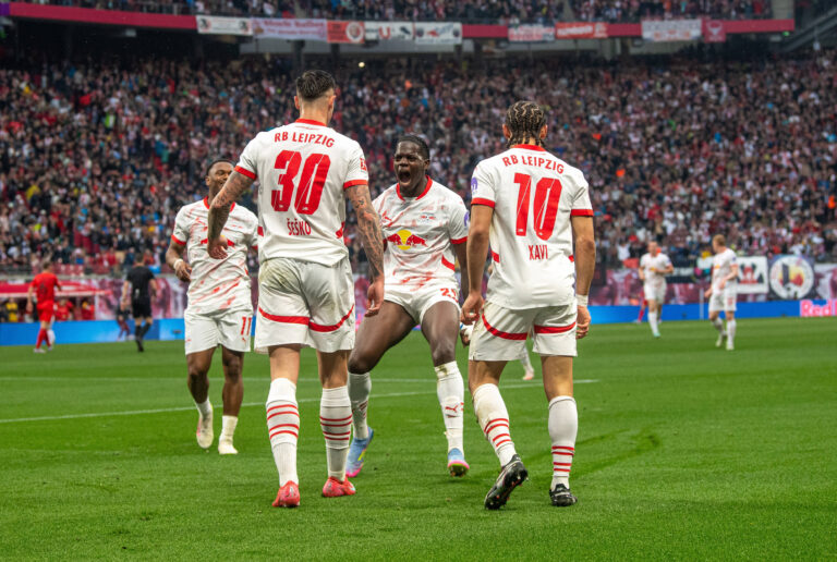 Fussball, Herren, 1. Bundesliga, Saison 2024/25 32. Spieltag, RB Leipzig - FC Bayern Munchen, v.l. Benjamin Sesko RB Leipzig, Castello Lukeba RB Leipzig, Xavi Simons RB Leipzig, Jubel nach Tor zum 1:0, 03.05.2025, *** Football, Men, 1 Bundesliga, Season 2024 25 32 Matchday , RB Leipzig FC Bayern Munich, f l Benjamin Sesko RB Leipzig , Castello Lukeba RB Leipzig , Xavi Simons RB Leipzig , Celebration after goal to 1 0, 03 05 2025, Copyright: xSebastianxRappold/MatthiasxKochx
2025.05.03 Lipsk
pilka nozna , liga niemiecka
RB Lipsk - Bayern Monachium
Foto IMAGO/PressFocus
!!! POLAND ONLY !!!