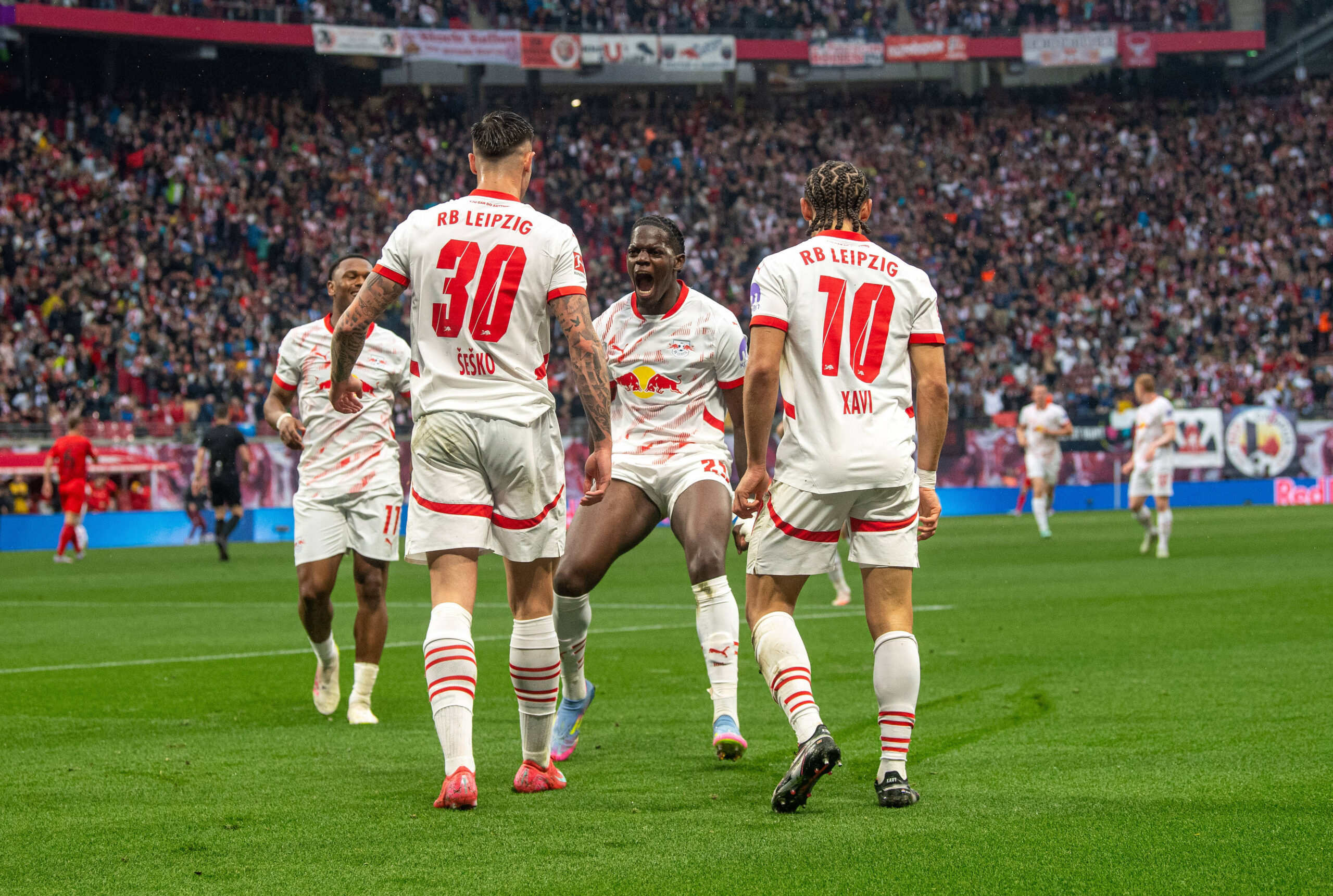 Fussball, Herren, 1. Bundesliga, Saison 2024/25 32. Spieltag, RB Leipzig - FC Bayern Munchen, v.l. Benjamin Sesko RB Leipzig, Castello Lukeba RB Leipzig, Xavi Simons RB Leipzig, Jubel nach Tor zum 1:0, 03.05.2025, *** Football, Men, 1 Bundesliga, Season 2024 25 32 Matchday , RB Leipzig FC Bayern Munich, f l Benjamin Sesko RB Leipzig , Castello Lukeba RB Leipzig , Xavi Simons RB Leipzig , Celebration after goal to 1 0, 03 05 2025, Copyright: xSebastianxRappold/MatthiasxKochx
2025.05.03 Lipsk
pilka nozna , liga niemiecka
RB Lipsk - Bayern Monachium
Foto IMAGO/PressFocus

!!! POLAND ONLY !!!