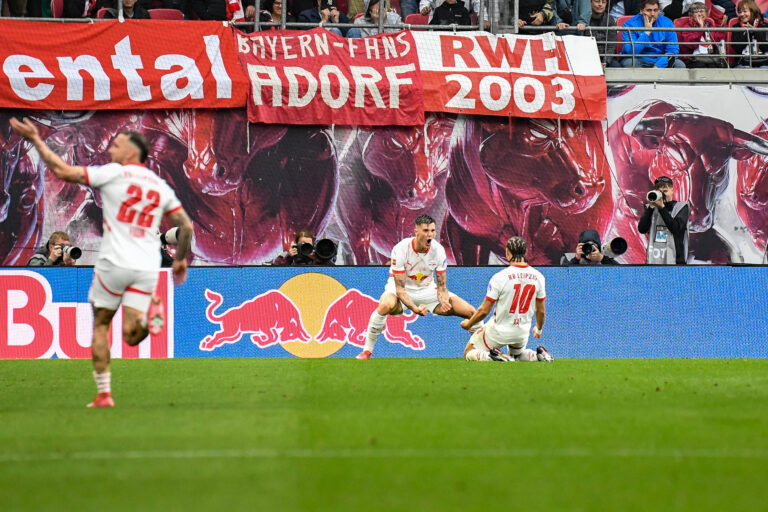 Fussball I Herren I Saison 2024-2025 I Bundesliga I 32. Spieltag I RB Leipzig - FC Bayern Munchen I 03.05.2025 Torjubel Benjamin Sesko 30, RB Leipzig und Xavi Simons 10, RB Leipzig, nachdem Sesko RB Leipzig mit seinem Tor zum 1:0 seine Mannschaft in Fuhrung bringt. Leipzig Red Bull Arena Sachsen Deutschland *** Soccer I Men I Season 2024 2025 I Bundesliga I Matchday 32 I RB Leipzig FC Bayern Munich I 03 05 2025 Goal celebration Benjamin Sesko 30, RB Leipzig and Xavi Simons 10, RB Leipzig , after Sesko puts RB Leipzig ahead with his goal for 1 0 Leipzig Red Bull Arena Saxony Germany Copyright: xLobeca/InesxHahnelx
2025.05.03 Lipsk
pilka nozna , liga niemiecka
RB Lipsk - Bayern Monachium
Foto IMAGO/PressFocus

!!! POLAND ONLY !!!
