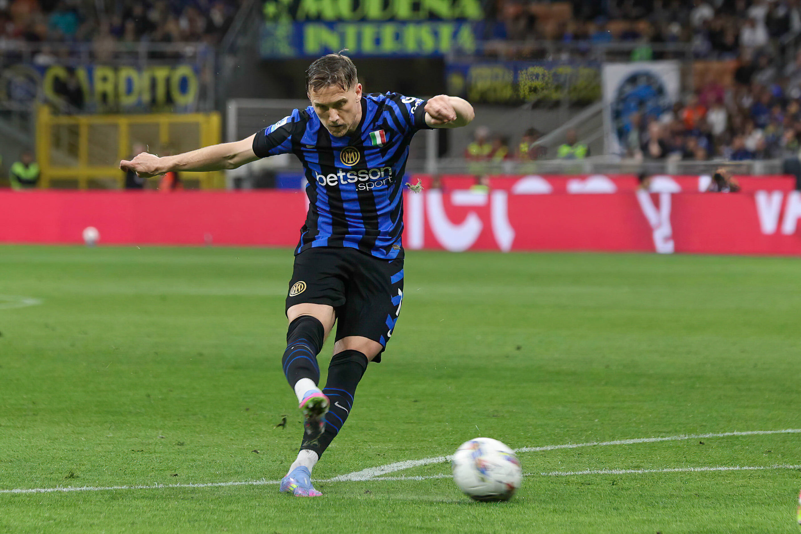 Serie A: FC Inter vs Hellas Verona Italy, Milan, 2025 05 03: Piotr Zielinski FC Inter shots on goal by right foot in the first half during soccer game FC Inter vs Hellas Verona, Serie A Enilive 2024-2025 day 35, San Siro Stadium Milan Lombardy Italy Copyright: xFabrizioxAndreaxBertanix
2025.05.03 Mediolan
pilka nozna , liga wloska
Inter Mediolan - Hellas Verona
Foto IMAGO/PressFocus
!!! POLAND ONLY !!!