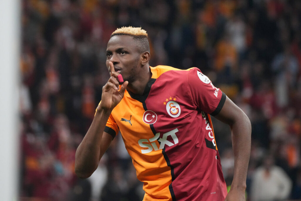 Victor Osimhen of Galatasaray celebrates victory with fans after the Turkish Super League match between Galatasaray and Sivasspor at Rams Park Stadium on May 3, 2025 in Istanbul, Turkey. Istanbul Turkey Copyright: xSeskimphotox GSaray-Sivas-030325 230
2025.05.03 Stambul
pilka nozna , liga turecka
Galatasaray Stambul - Sivasspor
Foto IMAGO/PressFocus

!!! POLAND ONLY !!!