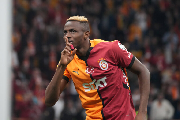Victor Osimhen of Galatasaray celebrates victory with fans after the Turkish Super League match between Galatasaray and Sivasspor at Rams Park Stadium on May 3, 2025 in Istanbul, Turkey. Istanbul Turkey Copyright: xSeskimphotox GSaray-Sivas-030325 230
2025.05.03 Stambul
pilka nozna , liga turecka
Galatasaray Stambul - Sivasspor
Foto IMAGO/PressFocus

!!! POLAND ONLY !!!