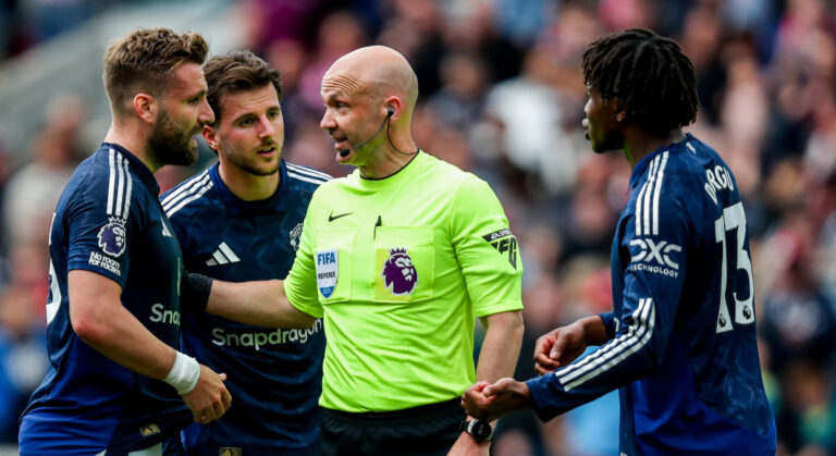 Luke Shaw of Manchester United speaks to Referee Anthony Taylor during the Premier League match Brentford vs Manchester United at The Gtech Community Stadium, London, United Kingdom, 4th May 2025

(Photo by Izzy Poles/News Images) in London, United Kingdom on 5/4/2025. (Photo by Izzy Poles/News Images/Sipa USA)
2025.05.04 Londyn
pilka nozna liga angielska
Brentford FC - Manchester United FC
Foto News Images/SIPA USA/PressFocus

!!! POLAND ONLY !!!
