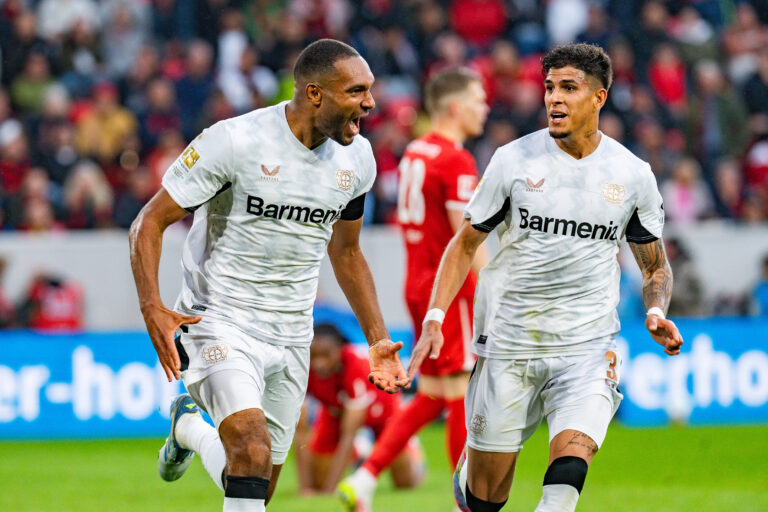 04.05.2025, SC Freiburg vs. Bayer 04 Leverkusen, 1. Bundesliga, 32. Spieltag Tor zum 2:2 durch Jonathan Tah Bayer 04 Leverkusen, 4 mit Piero Hincapie Bayer 04 Leverkusen, 3, Matthias Ginter SC Freiburg, 28 enttauscht im Hintergrund unzufrieden Wichtiger Hinweis: Gemaess den Vorgaben der DFL Deutsche Fussball Liga bzw. des DFB Deutscher Fussball-Bund ist es untersagt, in dem Stadion und/oder vom Spiel angefertigte Fotoaufnahmen in Form von Sequenzbildern und/oder videoaehnlichen Fotostrecken zu verwerten *** 04 05 2025, SC Freiburg vs Bayer 04 Leverkusen, 1 Bundesliga, Matchday 32 Goal for 2 2 by Jonathan Tah Bayer 04 Leverkusen, 4 with Piero Hincapie Bayer 04 Leverkusen, 3 , Matthias Ginter SC Freiburg, 28 disappointed in the background dissatisfied Important note According to the regulations of the DFL German Football League or the DFB German Football Association, it is prohibited to use photographs taken in the stadium and or of the match in the form of sequential images and or video-like photo series Copyright: xBahhoxKarax
2025.05.04 Freiburg
pilka nozna , liga niemiecka
SC Freiburg - Bayer 04 Leverkusen
Foto IMAGO/PressFocus

!!! POLAND ONLY !!!