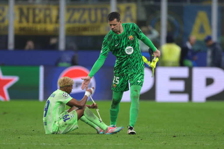 Milan, Italy, 6th May 2025. Wojciech Szczesny of FC Barcelona, Barca offers a a hand to team mate Lamine Yamal whom reacts dejectedly to the 4-3 defeat following the final whistle of the Internazionale vs FC Barcelona UEFA Champions League match at Giuseppe Meazza, Milan. Picture credit should read: Jonathan Moscrop / Sportimage EDITORIAL USE ONLY. No use with unauthorised audio, video, data, fixture lists, club/league logos or live services. Online in-match use limited to 120 images, no video emulation. No use in betting, games or single club/league/player publications. SPI_090_JM_INTER_BARCA_UCL SPI-3886-0090
2025.05.06 Mediolan
pilka nozna , Liga Mistrzow
Inter Mediolan - FC Barcelona
Foto IMAGO/PressFocus
!!! POLAND ONLY !!!