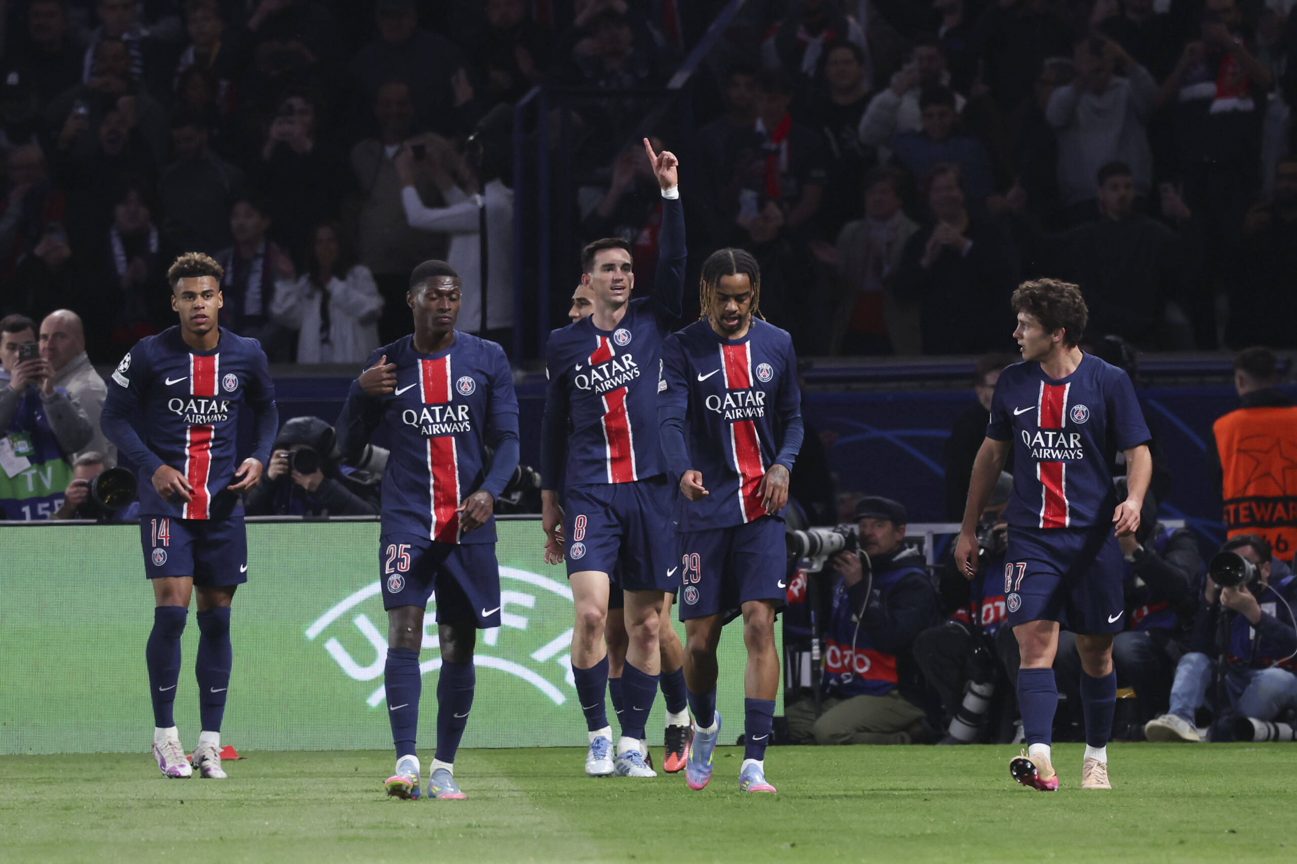 Joie - But de Fabian Ruiz (PSG) - Joao Neves (PSG) - Achraf Hakimi (PSG) - Bradley Barcola (PSG) - Nuno Mendes (PSG) - Desire Doue (PSG) - Photo :  Michtof / Michtof / PsnewZ / SIPA /00308729_0009//Credit:PSNEWZ/SIPA/2505072157
2025.05.07 Paryz
pilka nozna liga mistrzow
PSG - Arsenal Londyn
Foto PSNEWZ/SIPA/PressFocus

!!! POLAND ONLY !!!
