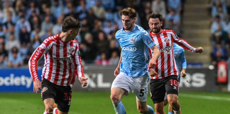 Coventry City v Sunderland, Sky Bet English Championship, Coventry Building Society Arena, Coventry, UK - 9 May 2025 Coventry City s Jack Rudoni on the ball pursued by Sunderland s Patrick Roberts , UK NEWSPAPERS OUT Copyright: xRichardxBowcottx
2025.05.09 Coventry
pilka nozna , liga angielska
Coventry City - Sunderland
Foto IMAGO/PressFocus
!!! POLAND ONLY !!!