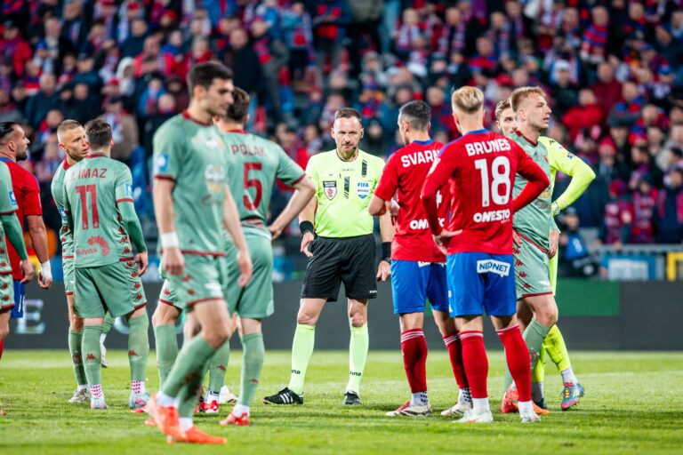 2025.05.10 Czestochowa
Pilka nozna, PKO BP Ekstraklasa, sezon 2024/2025
Rakow Czestochowa - Jagiellonia Bialystok
N/z faul sedzia referee Pawel Raczkowski Jonatan Braut Brunes
Foto Mateusz Porzucek PressFocus
2025.05.10 Czestochowa
Football, Polish top league - first level, 2024/25 season
Rakow Czestochowa - Jagiellonia Bialystok
faul sedzia referee Pawel Raczkowski Jonatan Braut Brunes
Credit: Mateusz Porzucek PressFocus