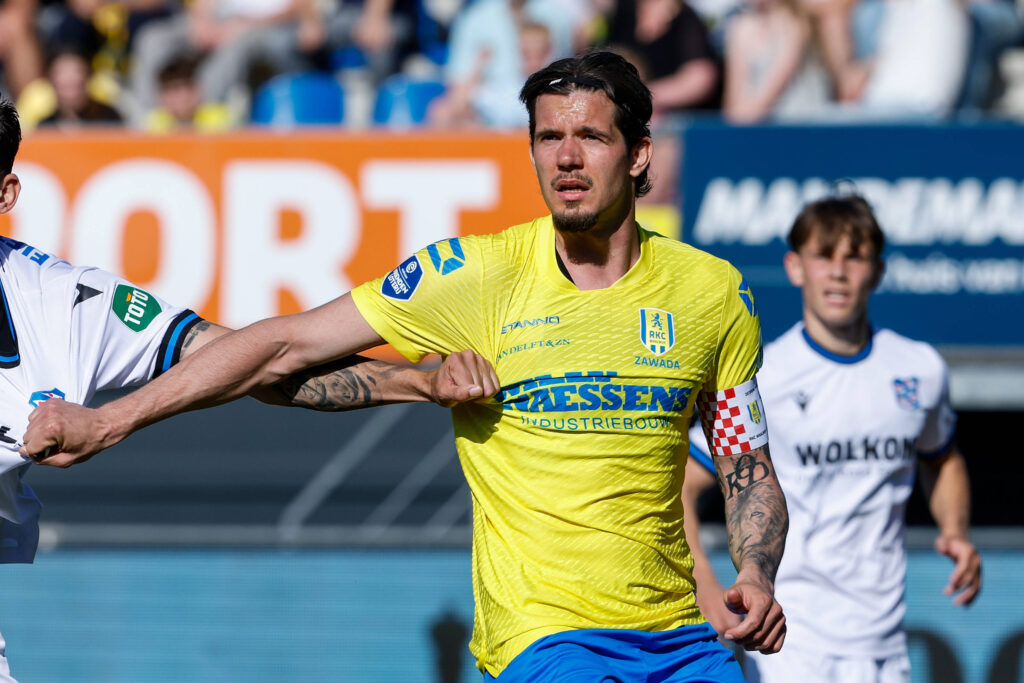 2025-05-10 RKC Waalwijk v sx Heerenveen - Dutch Eredivisie WAALWIJK, NETHERLANDS - MAY 10: Oskar Zawada of RKC Waalwijk battles for possession during a Dutch Eredivisie match between RKC Waalwijk and sx Heerenveen at Mandemakers Stadion on May 10, 2025 in Waalwijk, Netherlands. Waalwijk Mandemakers Stadion Netherlands Content not available for redistribution in The Netherlands directly or indirectly through any third parties. Copyright: xBroerxvanxdenxBoomx
2025.05.10 Waalwijk
pilka nozna , liga holenderska
RKC Waalwijk - SC Heerenveen
Foto IMAGO/PressFocus

!!! POLAND ONLY !!!