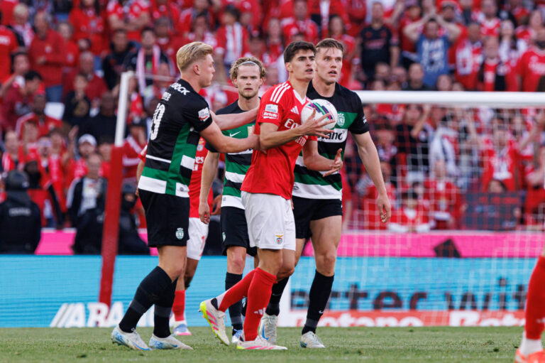 Conrad Harder, Antonio Silva and Viktor Gyokeres seen during Liga Portugal game between teams of SL Benfica and Sporting CP Maciej Rogowski Lisboa Estadio Da Luz Portugal Copyright: xMaciejxRogowskix slbenficasporting2425-368
2025.05.10 Lizbona
pilka nozna , liga portugalska
Benfica Lizbona - Sporting Lizbona
Foto IMAGO/PressFocus

!!! POLAND ONLY !!!