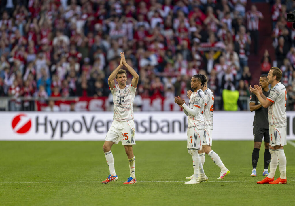 10.05.2025, Fussball 1. Bundesliga 2024/2025, 33. Spieltag, FC Bayern Munchen - Borussia Monchengladbach, in der Allianz-Arena Munchen. Thomas Muller FC Bayern Munchen wird ausgewechselt und verabschiedet sich von den Fans, re: Michael Olise FC Bayern Munchen, Harry Kane FC Bayern Munchen *** 10 05 2025, Soccer 1 Bundesliga 2024 2025, Matchday 33, FC Bayern Munich Borussia Monchengladbach, at the Allianz Arena Munich Thomas Muller FC Bayern Munich is substituted and says goodbye to the fans, re Michael Olise FC Bayern Munich , Harry Kane FC Bayern Munich
2025.05.10 Monachium
pilka nozna , liga niemiecka
Bayern Monachium - Borussia Moenchengladbach
Foto IMAGO/PressFocus

!!! POLAND ONLY !!!