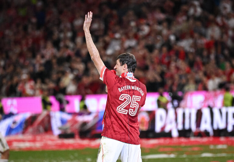 Fussball 1. Bundesliga Saison 2024/2025 33. Spieltag FC Bayern Muenchen - Borussia Moenchengladbach 10.05.2025 Der FC Bayern feiert den Gewinn der 34. Deutschen Meisterschaft: Thomas Mueller bei seiner Abschiedsrede zu den Fans *** Football 1 Bundesliga Season 2024 2025 33 Matchday FC Bayern Muenchen Borussia Moenchengladbach 10 05 2025 FC Bayern celebrates winning the 34 German Championship Thomas Mueller during his farewell speech to the fans
2025.05.10 Monachium
pilka nozna , liga niemiecka
Bayern Monachium - Borussia Moenchengladbach
Foto IMAGO/PressFocus

!!! POLAND ONLY !!!