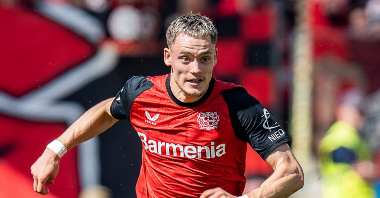 11.05.2025, Bayer 04 Leverkusen vs. Borussia Dortmund, 1. Bundesliga, 33. Spieltag Florian Wirtz Bayer 04 Leverkusen, 10 Wichtiger Hinweis: Gemaess den Vorgaben der DFL Deutsche Fussball Liga bzw. des DFB Deutscher Fussball-Bund ist es untersagt, in dem Stadion und/oder vom Spiel angefertigte Fotoaufnahmen in Form von Sequenzbildern und/oder videoaehnlichen Fotostrecken zu verwerten *** 11 05 2025, Bayer 04 Leverkusen vs Borussia Dortmund, 1 Bundesliga, 33 Matchday Florian Wirtz Bayer 04 Leverkusen, 10 Important note According to the regulations of the DFL German Football League and the DFB German Football Association, it is prohibited to use photographs taken in the stadium and / or of the match in the form of sequential images and / or video-like photo series Copyright: xBahhoxKarax
2025.05.11 Leverkusen
pilka nozna , liga niemiecka
Bayer 04 Leverkusen - Borussia Dortmund
Foto IMAGO/PressFocus

!!! POLAND ONLY !!!