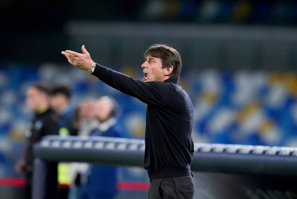 SSC Napoli v Genoa CFC - Serie A Enilive Antonio Conte Head Coach of SSC Napoli gestures during the serie Serie A Enilive match between SSC Napoli and Genoa CFC at Stadio Diego Armando Maradona on May 11, 2025 in Naples, Italy Naples Stadio Diego Armando Maradona Naples Italy Copyright: xGiuseppexMaffiax SerieA_Napoli-Genoa_110525_BRU8384
2025.05.11 Neapol
pilka nozna , liga wloska
SSC Napoli - Genoa CFC
Foto IMAGO/PressFocus

!!! POLAND ONLY !!!
