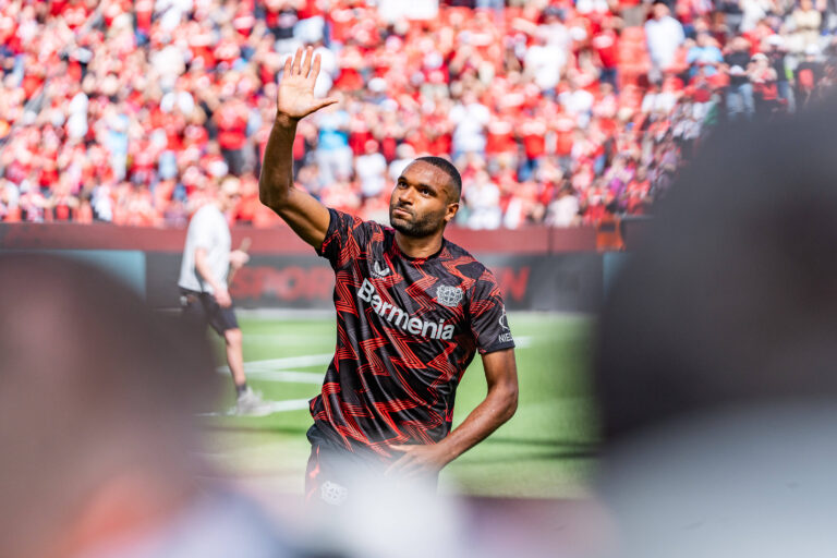11.05.2025, Bayer 04 Leverkusen vs. Borussia Dortmund, 1. Bundesliga, 33. Spieltag Jonathan Tah Bayer 04 Leverkusen, 4 Abschied Verabschiedung vor Anpfiff der Parte bei den Fans Wichtiger Hinweis: Gemaess den Vorgaben der DFL Deutsche Fussball Liga bzw. des DFB Deutscher Fussball-Bund ist es untersagt, in dem Stadion und/oder vom Spiel angefertigte Fotoaufnahmen in Form von Sequenzbildern und/oder videoaehnlichen Fotostrecken zu verwerten *** 11 05 2025, Bayer 04 Leverkusen vs Borussia Dortmund, 1 Bundesliga, 33 Matchday Jonathan Tah Bayer 04 Leverkusen, 4 Farewell to the fans before kick-off of the party Important note According to the regulations of the DFL German Football League and the DFB German Football Association, it is prohibited to use photographs taken in the stadium and / or of the game in the form of sequential images and / or video-like photo series Copyright: xBahhoxKarax
2025.05.11 Leverkusen
pilka nozna liga niemiecka
Bayer 04 Leverkusen - Borussia Dortmund
Foto IMAGO/PressFocus

!!! POLAND ONLY !!!
