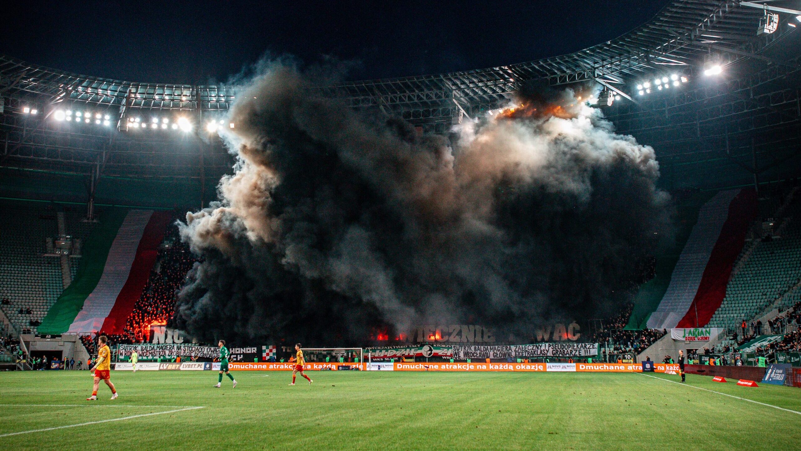 2025.05.16 Wroclaw
Pilka nozna, PKO BP Ekstraklasa, sezon 2024/2025
Slask Wroclaw - Jagiellonia Bialystok
N/z kibice slaska przerywaja mecz race dym
Foto Mateusz Porzucek PressFocus

2025.05.16 Wroclaw
Football, Polish top league - first level, 2024/25 season
Slask Wroclaw - Jagiellonia Bialystok
kibice slaska przerywaja mecz race dym
Credit: Mateusz Porzucek PressFocus