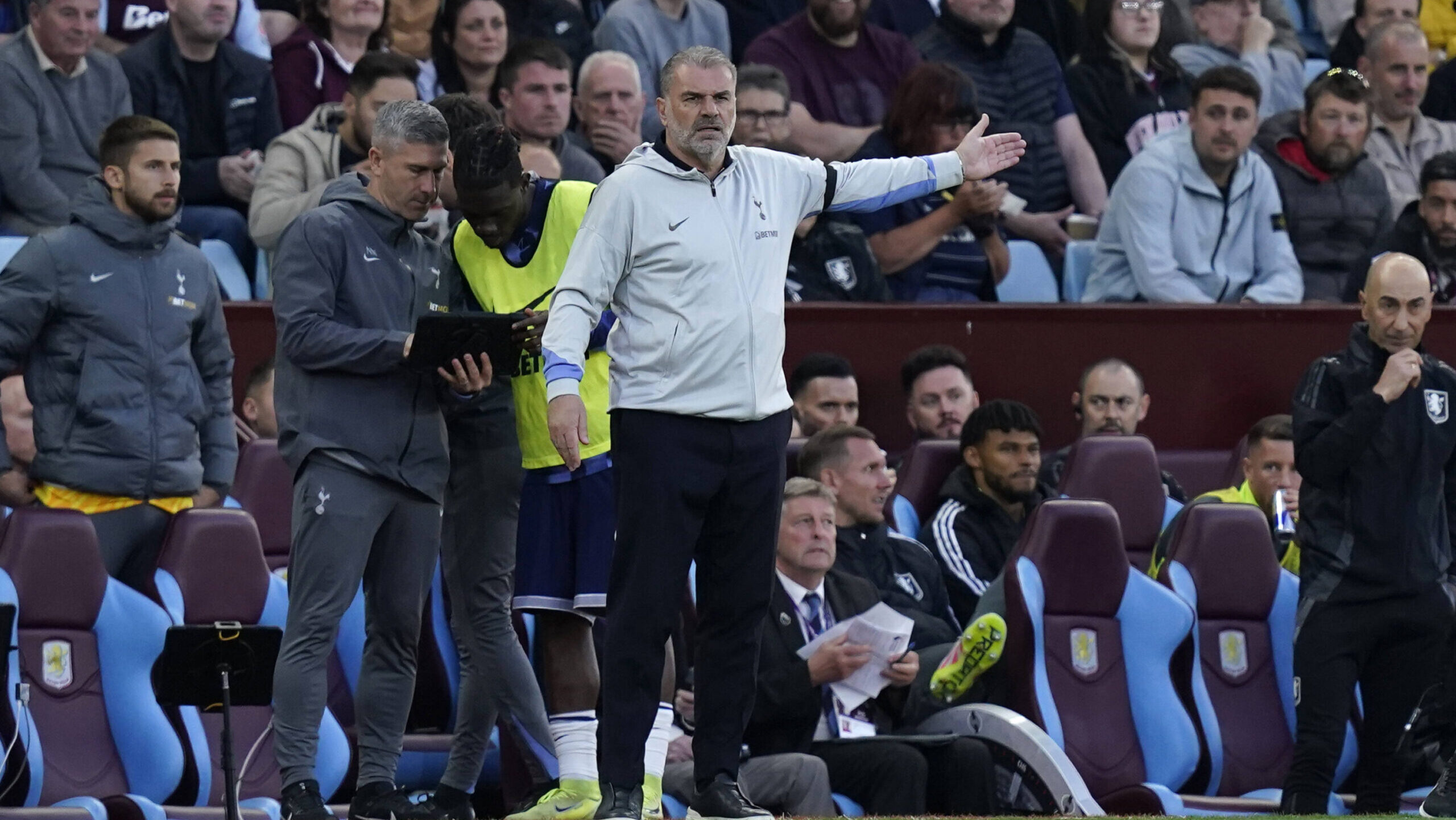 Birmingham, England, 16th May 2025. Ange Postecoglou coach of Tottenham during the Aston Villa vs Tottenham Hotspur Premier League match at Villa Park, Birmingham. Picture credit should read: Andrew Yates / Sportimage EDITORIAL USE ONLY. No use with unauthorised audio, video, data, fixture lists, club/league logos or live services. Online in-match use limited to 120 images, no video emulation. No use in betting, games or single club/league/player publications. SPI_016_AY_VILLA_SPURS SPI-3937-0016
2025.05.16 Birmingham
pilka nozna , liga angielska
Aston Villa - Tottenham Hotspur
Foto IMAGO/PressFocus
!!! POLAND ONLY !!!