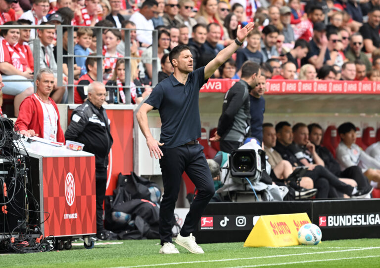 17.05.2025, xsltx, Fussball 1.Bundesliga, FSV Mainz 05 - Bayer 04 Leverkusen v.l. Xabi Alonso Trainer Bayer 04 Leverkusen DFL/DFB REGULATIONS PROHIBIT ANY USE OF PHOTOGRAPHS as IMAGE SEQUENCES and/or QUASI-VIDEO *** 17 05 2025, xsltx, Fussball 1 Bundesliga, FSV Mainz 05 Bayer 04 Leverkusen v l Xabi Alonso Trainer Bayer 04 Leverkusen DFL DFB REGULATIONS PROHIBIT ANY USE OF PHOTOGRAPHS as IMAGE SEQUENCES and or QUASI VIDEO
2025.05.17 Moguncja
pilka nozna , liga niemiecka
FSV Mainz 05 - Bayer 04 Leverkusen
Foto IMAGO/PressFocus

!!! POLAND ONLY !!!