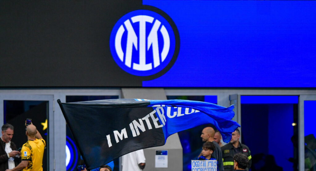Inter v Lazio, Serie A football, Milano, Italy Milano, Italy. 18th, May 2025. An Inter official is waving an Inter flag at the Serie A match between Inter and Lazio at Giuseppe Meazza in Milano. Italy, Milano PUBLICATIONxNOTxINxDENxNORxFINxBEL Copyright: xGonzalesxPhoto/TommasoxFimianox
2025.05.18 Mediolan
pilka nozna , liga wloska
Inter Mediolan - SS Lazio Rzym
Foto IMAGO/PressFocus

!!! POLAND ONLY !!!