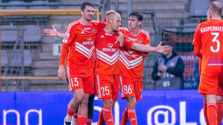 2025.05.19 Legnica
pilka nozna Betclic 1.Liga sezon 2024/2025
Miedz Legnica - Bruk-Bet Termalica Nieciecza
N/z Krzysztof Kubica Kamil Zapolnik Igor Strzalek Bruk-Bet Termalica Nieciecza cieszynka
Foto Gleb Soboliev / PressFocus

2025.05.19 Legnica
Football - Polish Betclic first league season 2024/2025
Miedz Legnica - Bruk-Bet Termalica Nieciecza
Krzysztof Kubica Kamil Zapolnik Igor Strzalek Bruk-Bet Termalica Nieciecza cieszynka
Credit: Gleb Soboliev / PressFocus
