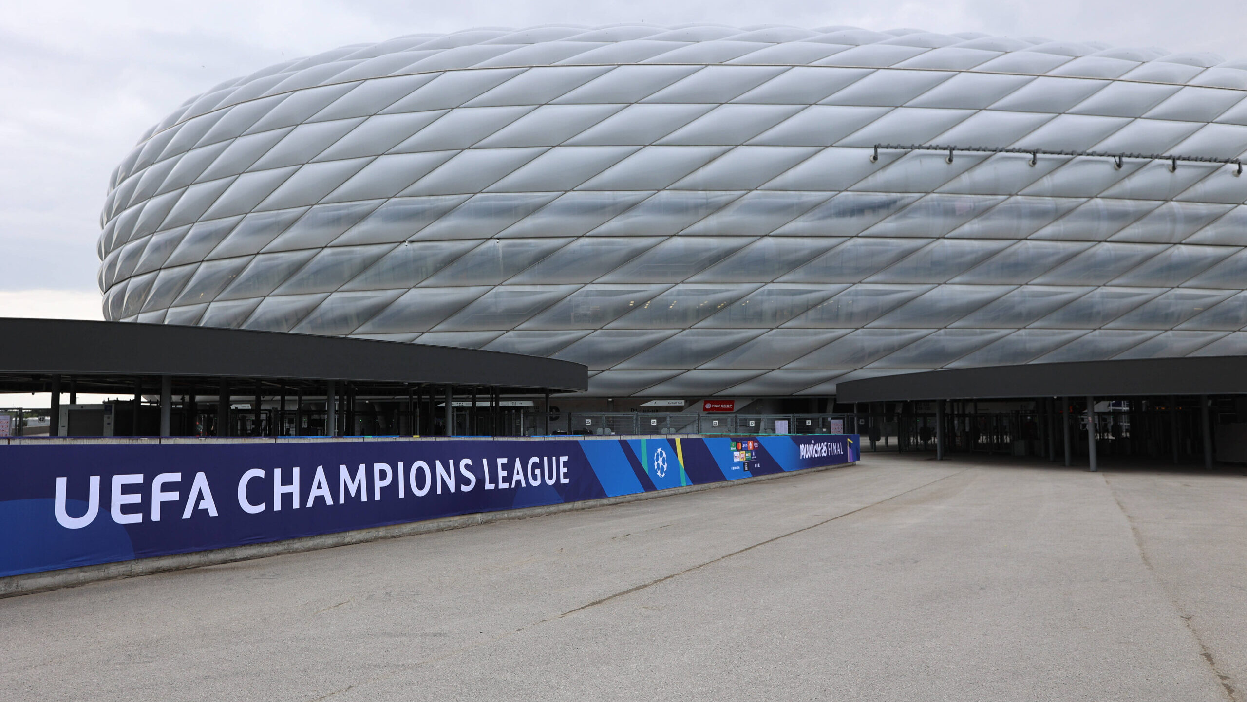 Hier der Blick in Munchen Frottmaning auf die Allianz Arena, hier die Vorbereitungen auf das UEFA Champions League Finale am Samstag 31.05.2025, Finale dahoam, Munich 25 Final, Schriftzug, Bande, Banner auf der Esplanade *** Here the view in Munich Frottmaning to the Allianz Arena, here the preparations for the UEFA Champions League Final on Saturday 31 05 2025, Final dahoam, Munich 25 Final, lettering, banner, banner on the esplanade
2025.05.23 Monachium
pilka nozna , Liga Mistrzow
Przygotowania do finalu Ligi Mistrzow 2025
Foto IMAGO/PressFocus

!!! POLAND ONLY !!!