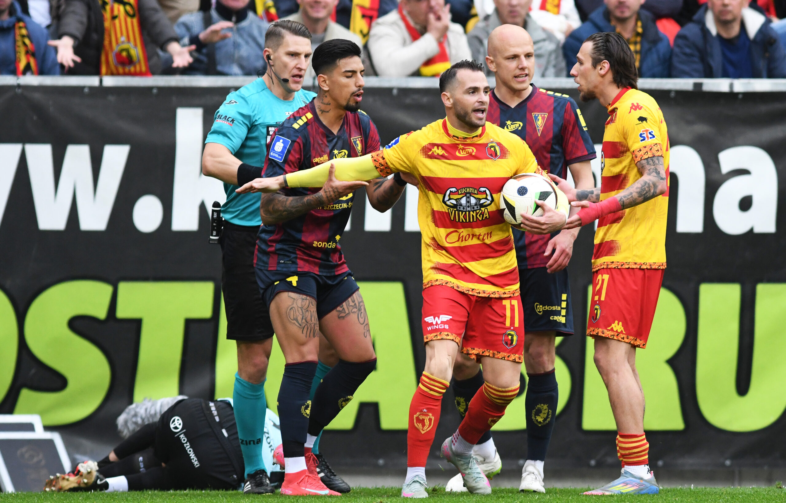 2025.05.24 Bialystok Pilka nozna PKO Ekstraklasa sezon 2024/2025 34. kolejka rozgrywek Jagiellonia Bialystok (zolto-czerwone) - Pogon Szczecin N/z Jesus Imaz ( C ) Darko Churlinov ( P ) Foto Michal Kosc / PressFocus
2025.05.24 Bialystok Football Polish PKO Ekstraklasa season 2024/2025 Jagiellonia Bialystok - Pogon Szczecin Credit Michal Kosc / PressFocus