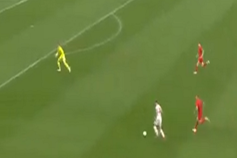Niesamowity gol w hicie Bundesligi! Jak on to zmieścił? [WIDEO]