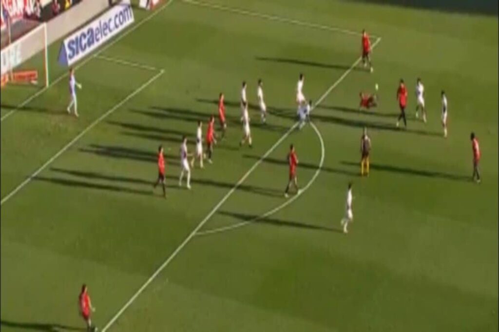 Oto nowy faworyt do Nagrody Puskasa? Gol przewrotką zza pola karnego! [WIDEO]