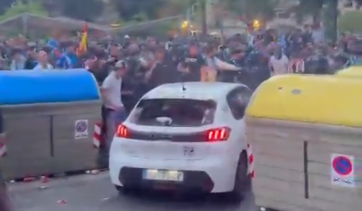 Auto wjechało w kibiców przed stadionem w Barcelonie. Trwają zamieszki [AKTUALIZACJA]