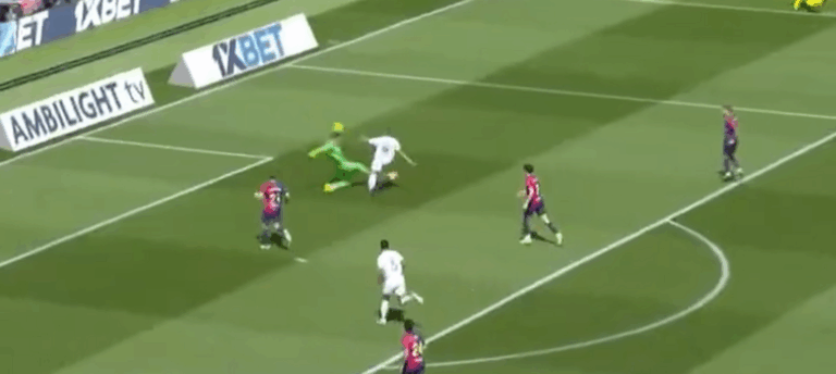 Szczęsny znów sprokurował rzut karny! Fatalna interwencja Polaka [WIDEO]